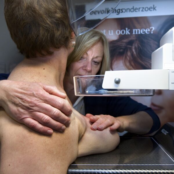 Alternatief pijnlijke mammografie hard nodig: 'Mensen blijven weg bij onderzoek borstkanker'