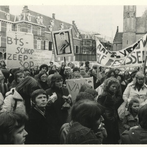 Waarom de Dolle Mina’s anno 2025 weer van zich (moeten) laten horen