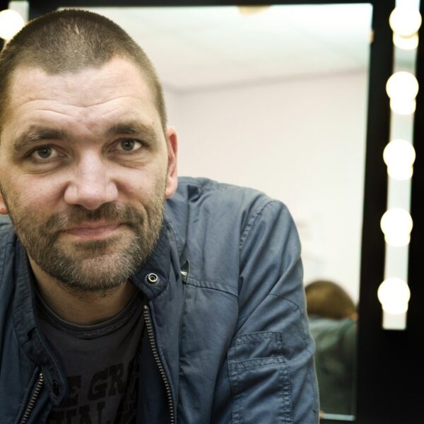 Podcast De Dag: Theo Maassen, ontregelaar