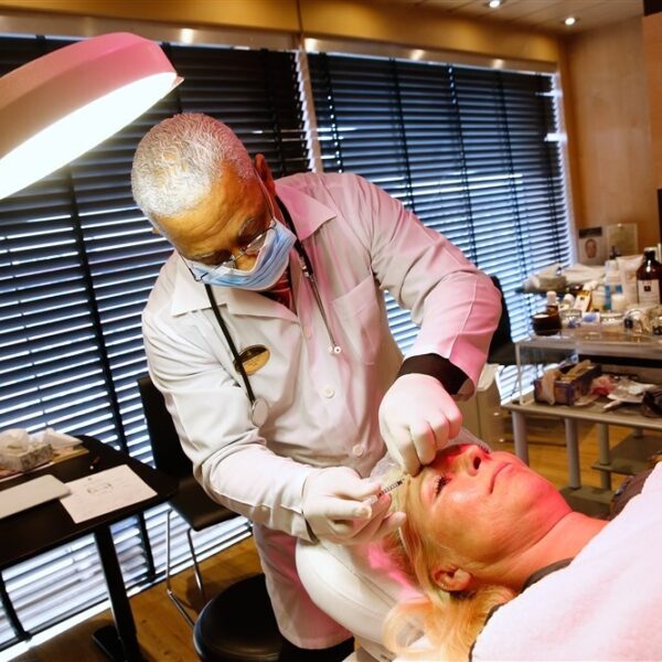 Cosmetische behandeling én vakantie voor een prikkie; 'voor eenderde van de prijs in Nederland'