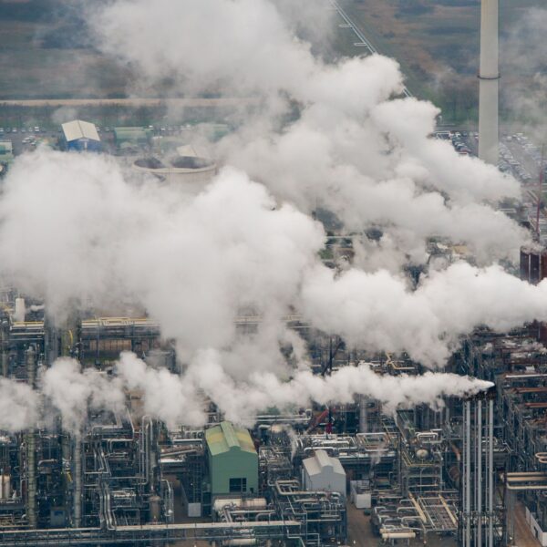 De vervuiler betaalt? Shell verdient miljoenen aan emissiehandelssysteem