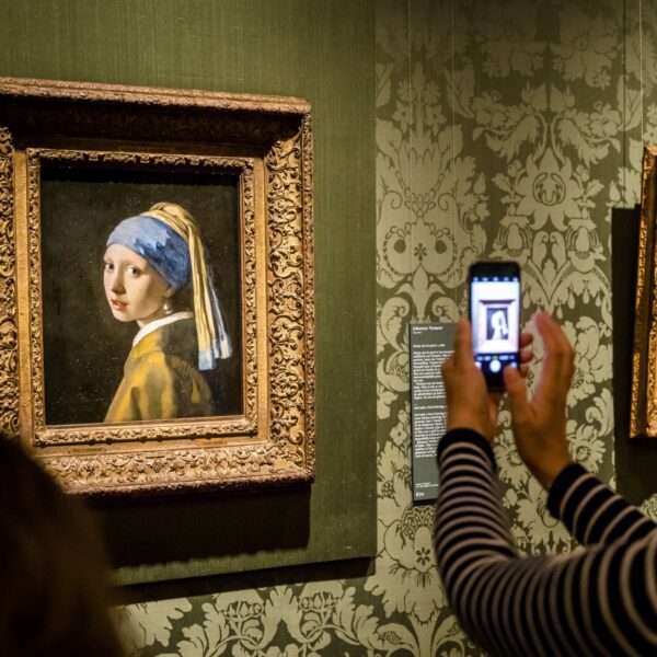 Geen straf voor besmeurders Meisje met de parel: 'Onbegrijpelijk!'