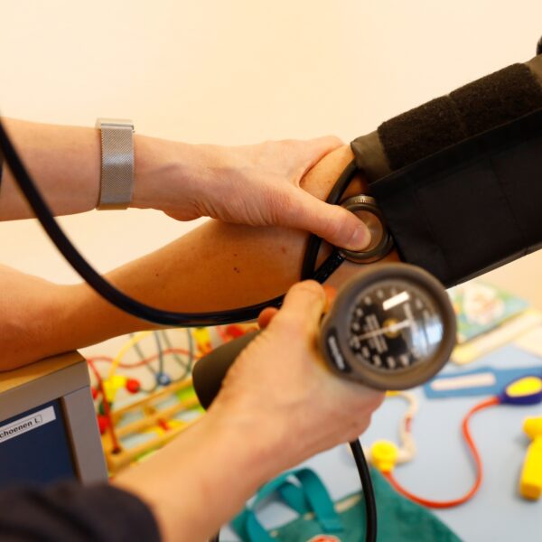 Hester is vakantiedokter in Zeeland: 'Er komen verwondingen van oesters binnen'