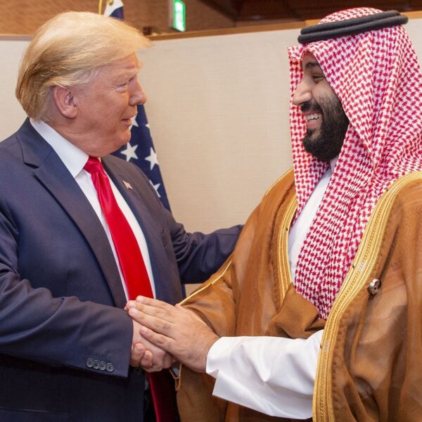 Podcast De Dag: Trumps 'trillion dollar'-trip naar Saudi-Arabië