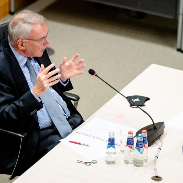 22 procent bezuinigen op ambtenaren onmogelijk, volgens oud-topambtenaar