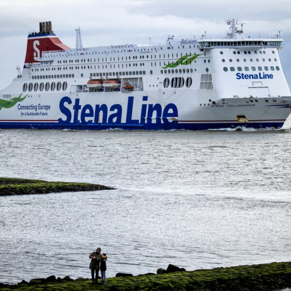 Wat is beter voor het klimaat: de boot of het vliegtuig naar Engeland?
