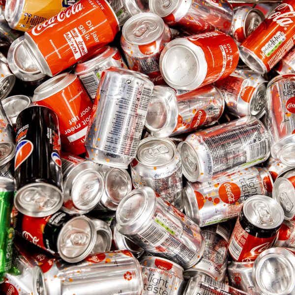 Helft van de jongeren krijgt negentig suikerklontjes per week binnen via frisdrank: 'Goede dikmaker'