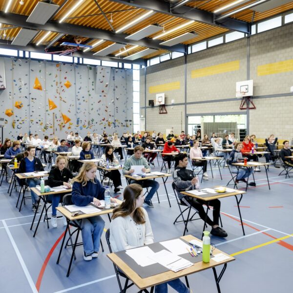 Gematste leerlingen in coronatijd worstelen in studietijd meer: 'Lagere lat betekent niet harder werken'