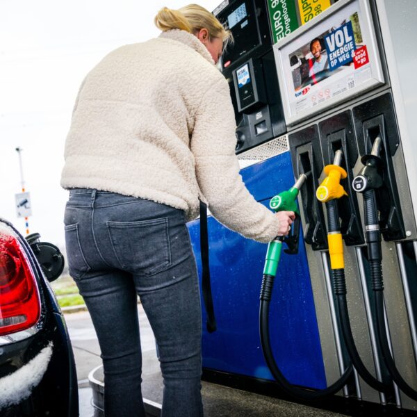 Onze benzine duurder door Iraanse raketten op Israël, waarom is dat eigenlijk?