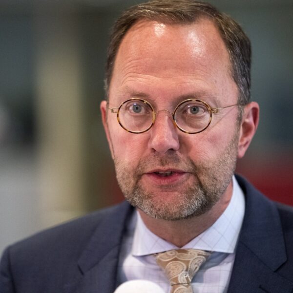 Bestuursvoorzitter COA: 'Kan niet garanderen dat er geen mensen in het gras moeten slapen'