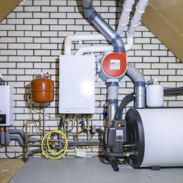 Installatie warmtepomp kan duur uitvallen: woningeigenaren maken zich zorgen