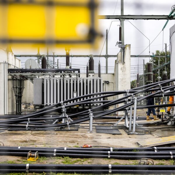 Overvol stroomnet zorgt voor stress bij wachtende ondernemer Marc: krijgt hij op tijd stroom?