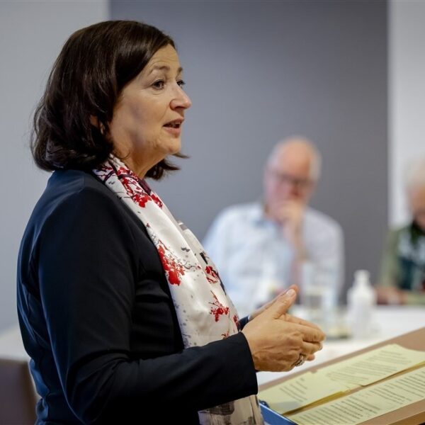 Meer druk op mantelzorgers in de toekomst. Minister: 'zware boodschap'