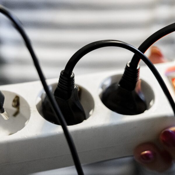 Minder rijden, vaker thuiswerken, niet meer vliegen om energiecrisis in EU te voorkomen? 'Situatie is nijpend'