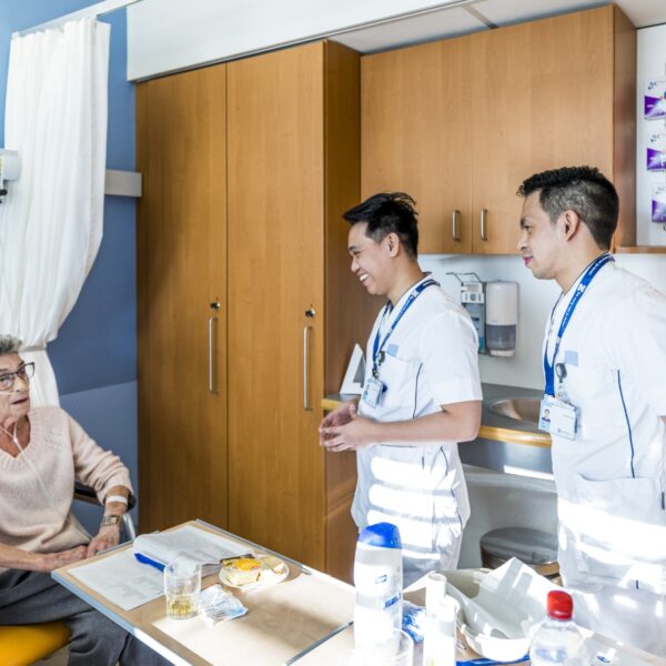 Personeelstekort ziekenhuis: dan maar familie laten meehelpen?