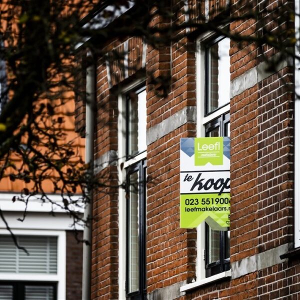 Woningcorporaties verhuren 1 woning aan 2 alleenstaanden om woningtekort tegen te gaan