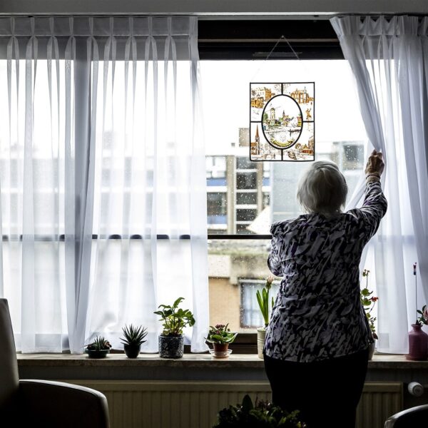Kwetsbare ouderen ondanks recht op verpleeghuisplek vaker gedwongen thuis