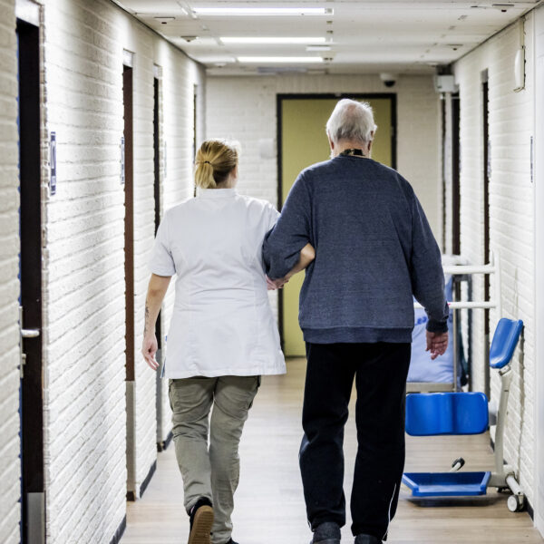 Besparen op de zorg kan zonder bezuinigen, zegt deze hoogleraar: 'Er liggen miljarden voor het oprapen'