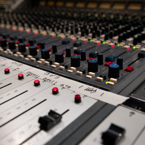 Welke geluidsfrequentie heeft een positieve impact op de mens? '528 hz is geluid van de liefde'