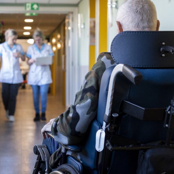 Steeds meer ouderenzorgorganisaties financieel in zwaar weer