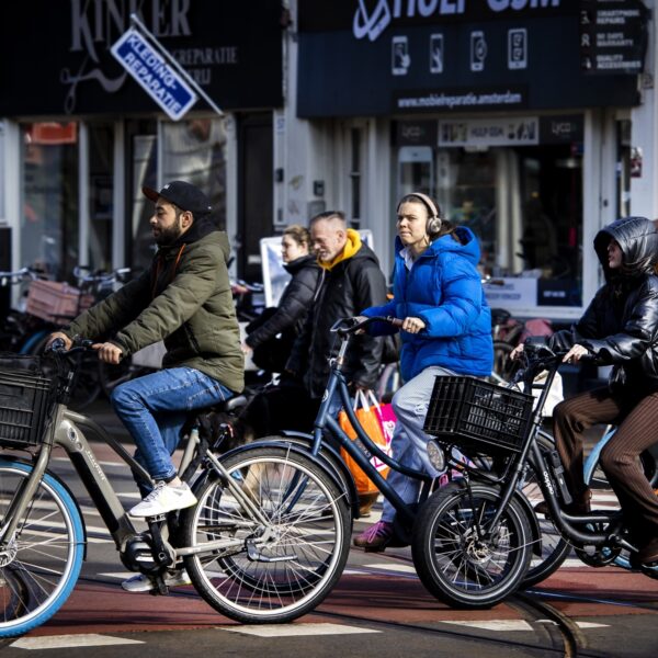 Verkeerskundige tegen fietshelmen: 'Verkeersidioten zijn het probleem'