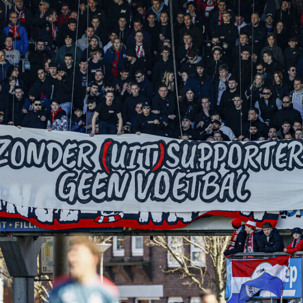 Kunnen rivaliserende voetbalfans vreedzaam naast elkaar zitten? 'Begint en eindigt bij de supporter'