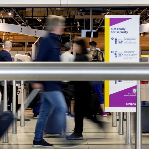 Douanepersoneel vindt op Schiphol drugs op de gekste plekken: 'Van bloemensteeltjes tot pindakaas'