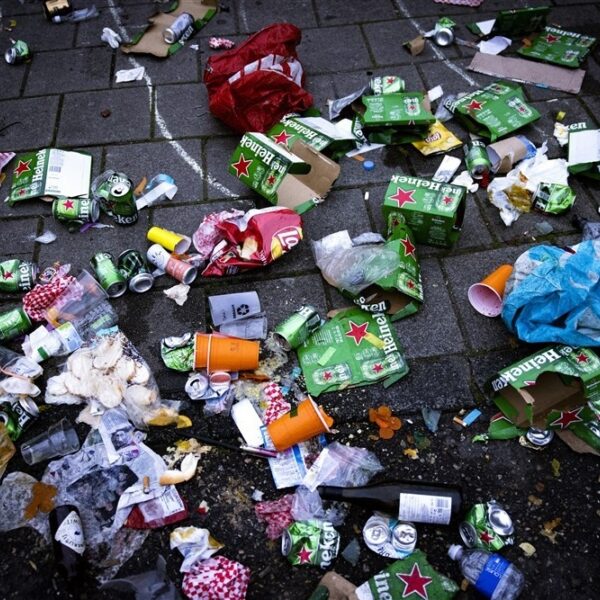 Stand.nl: 'Het loopt de spuigaten uit met zwerfafval'