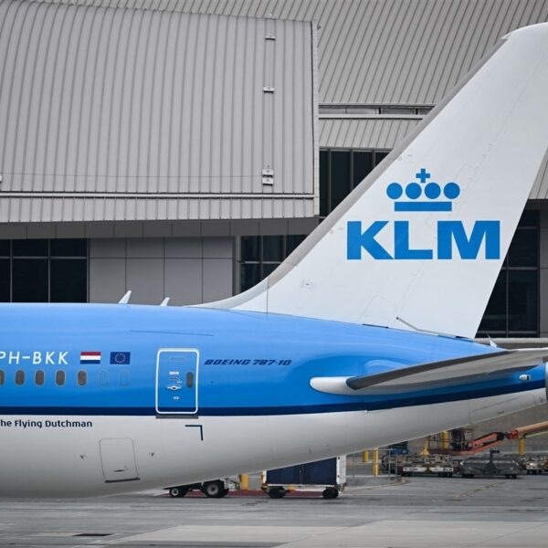 KLM schendt voorwaarden coronasteun: 'Dit kan niet zonder gevolgen blijven'