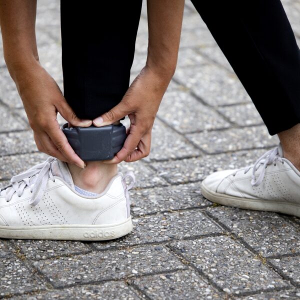 Enkelband als alternatief voor gevangenisstraf? 'Voorkomt recidive'