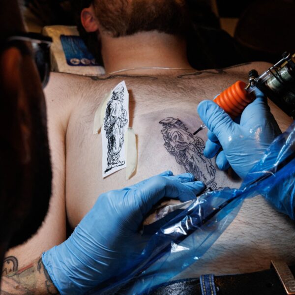 Kunnen tatoeëerders de politie helpen in de opsporing?