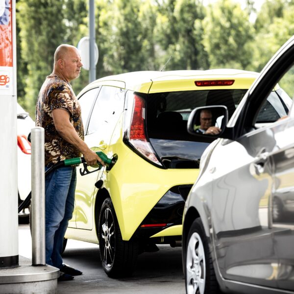 Moet kabinet ingrijpen nu benzineprijzen verder stijgen door Iran-oorlog? 'Geen jojobeleid voeren'