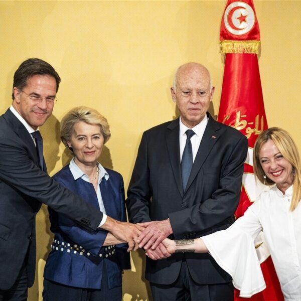 Podcast De Dag: gedumpt in de woestijn door Tunesië