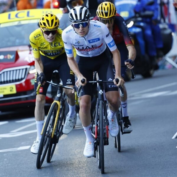 Jumbo-Visma overweegt aangifte tegen 'selfietoeschouwer' die renners ten val bracht