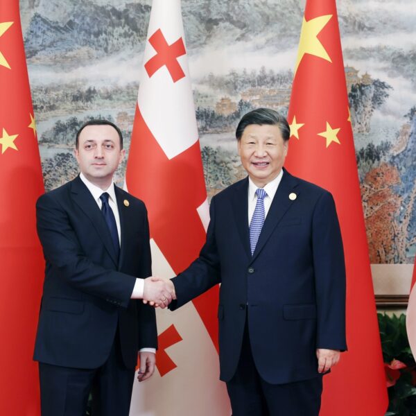 China en Georgië halen banden aan: 'China wil een nieuwe zijderoute aanleggen'
