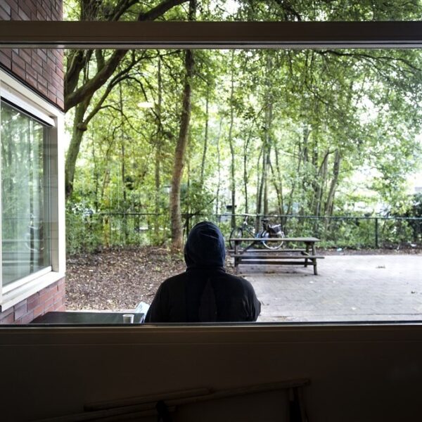 Jordi (23) moet bankhoppen om een dak boven zijn hoofd te hebben