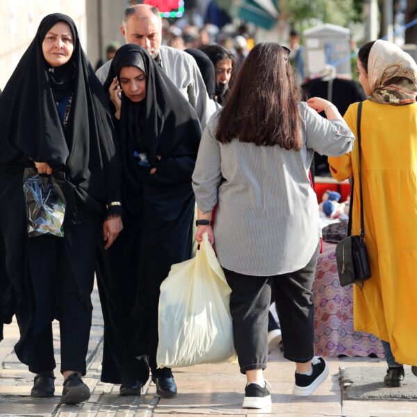 Zwaardere straffen voor vrouwen in Iran die geen hoofddoek dragen