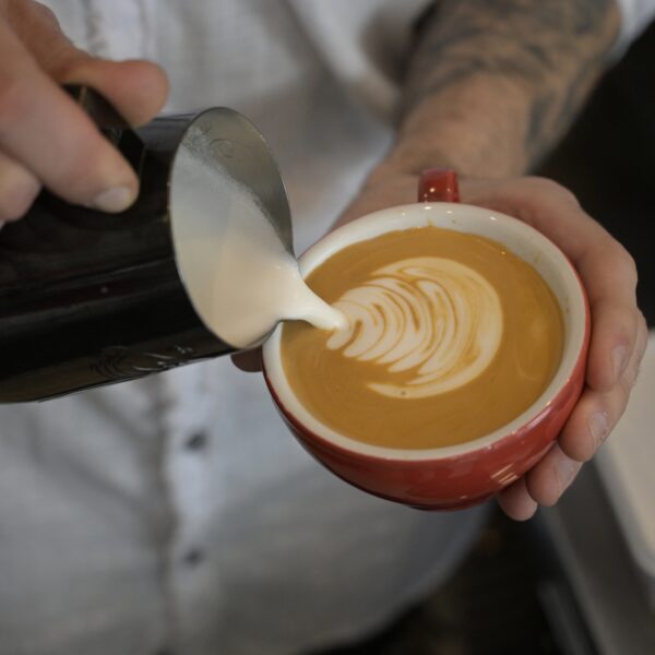 Podcast De Dag: waarom jouw koffie steeds duurder wordt