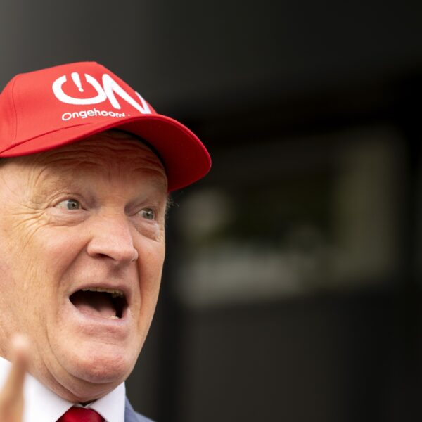 Reinout keek alleen nog maar Ongehoord Nieuws, VI en las De Telegraaf