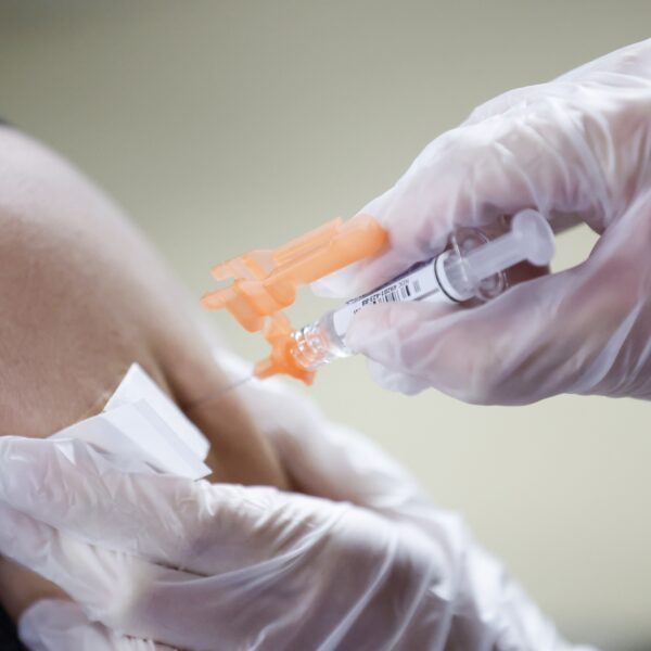 Nieuw licht op de relatie tussen COVID-19-vaccinaties en oversterfte in Nederland