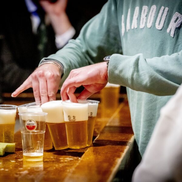 Hoe gek is het eigenlijk dat alcohol zo genormaliseerd is in onze samenleving?