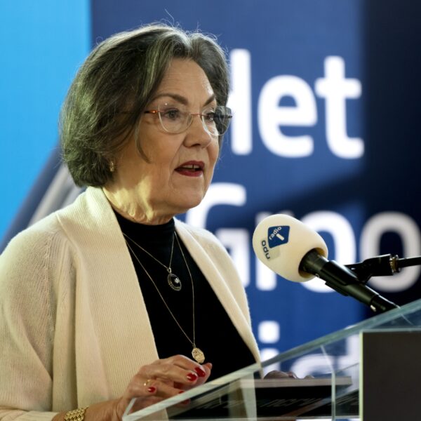 Oud-Kamervoorzitter Verbeet over kwestie-Arib: 'Kamer moet ruimhartig en groots excuses maken'