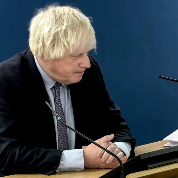 Podcast De Dag: de kalme Boris Johnson tijdens de coronaverhoren