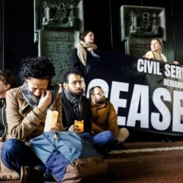 Activistische ambtenaren roepen op tot een staakt-het-vuren: deze oud-diplomaat diende zelfs haar ontslag in