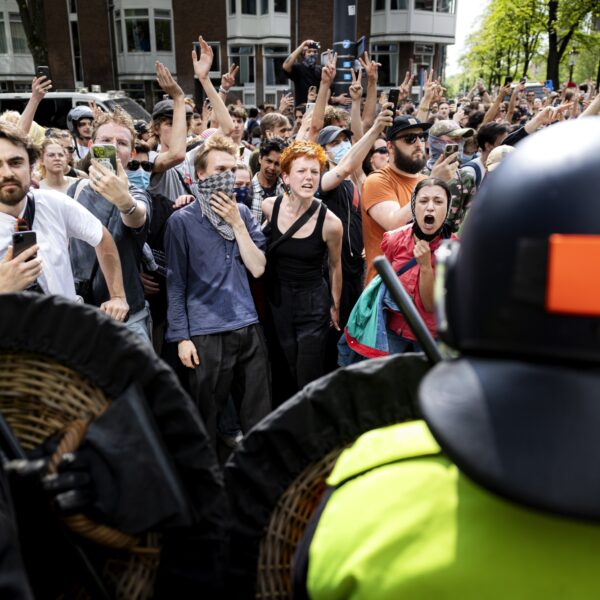 Barricades, bezette gebouwen en 1,5 miljoen aan schade. Wat gebeurt er nou bij de UvA protesten?