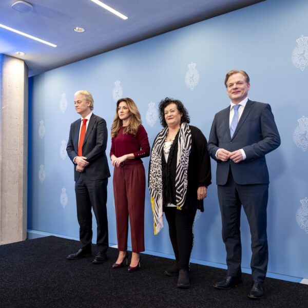 'Kabinet creëert meer problemen dan nodig door zich extraparlementair te noemen'