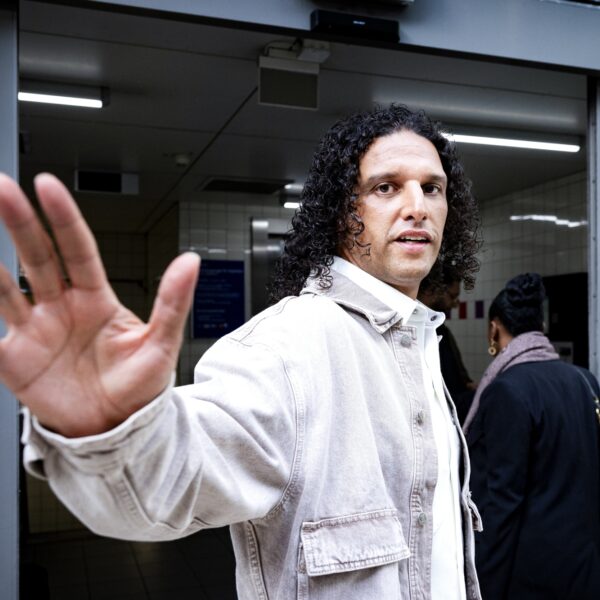 Van knuffelmarokkaan tot mogelijke zedendelinquent: hoe Ali B. van succesvol artiest in de strafbank belandde