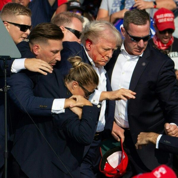 Trump geraakt aan oor bij moordaanslag tijdens campagnebijeenkomst