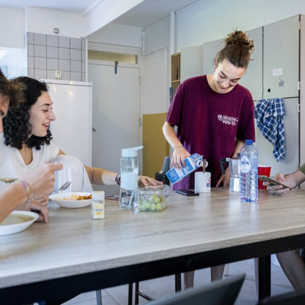 Meer studenten blijven hele studententijd thuis wonen: 'Uit huis gaan is onbetaalbare luxe geworden'