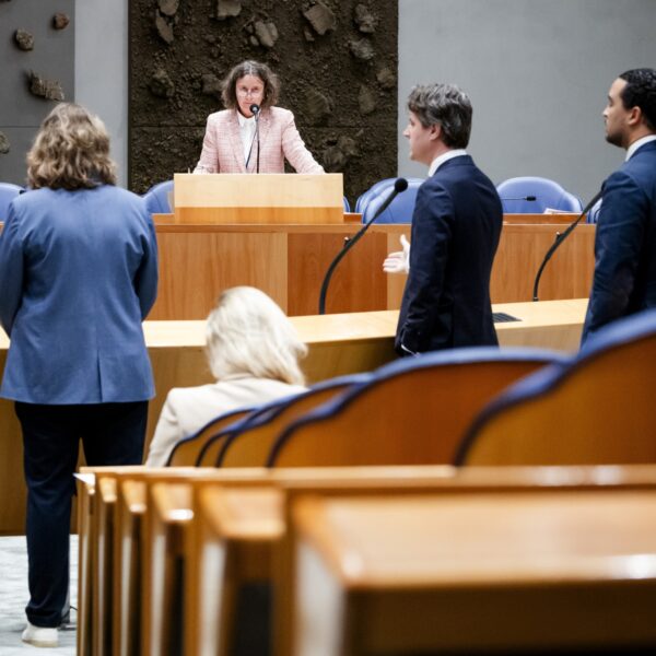 Podcast De Dag: minister Fabers megabezuinigingen op asiel